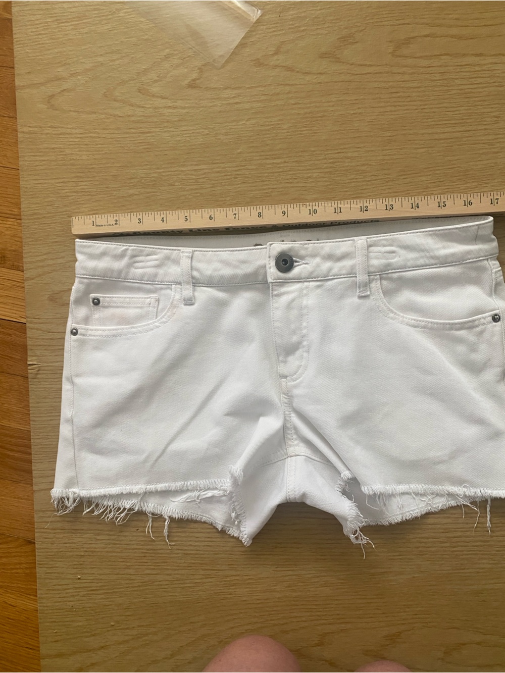 DL1961 Lola White Frayed Hem Denim Shorts SIZE 27. A stain callout - Picture 2 of 15
